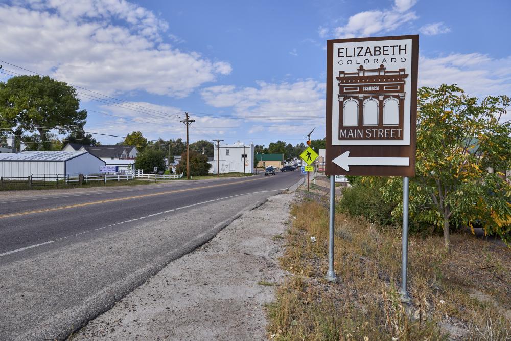 Sign pointing to Main Street in Elizabeth