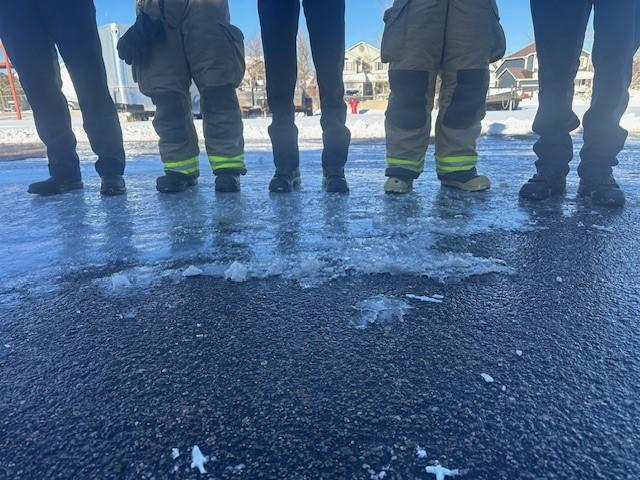 Photo of crews posing on the ice for a risk reduction safety message